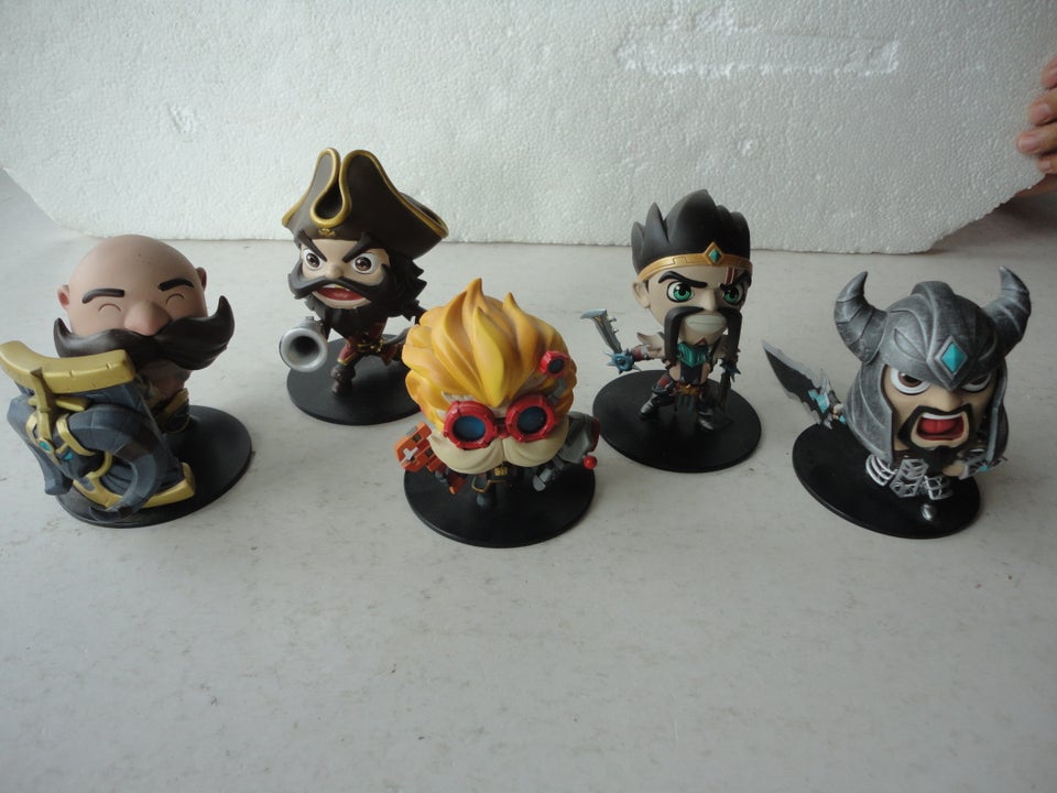 5 RIOT GAMES FIGURER