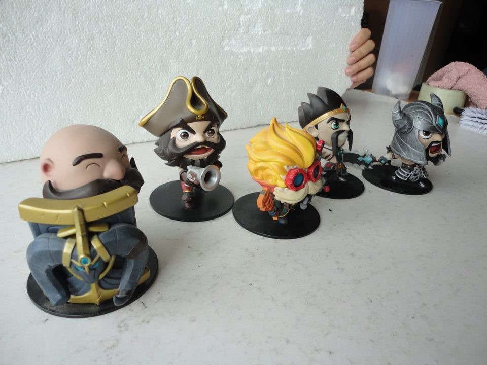 5 RIOT GAMES FIGURER