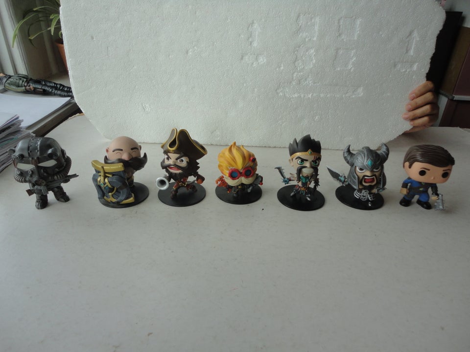 5 RIOT GAMES FIGURER