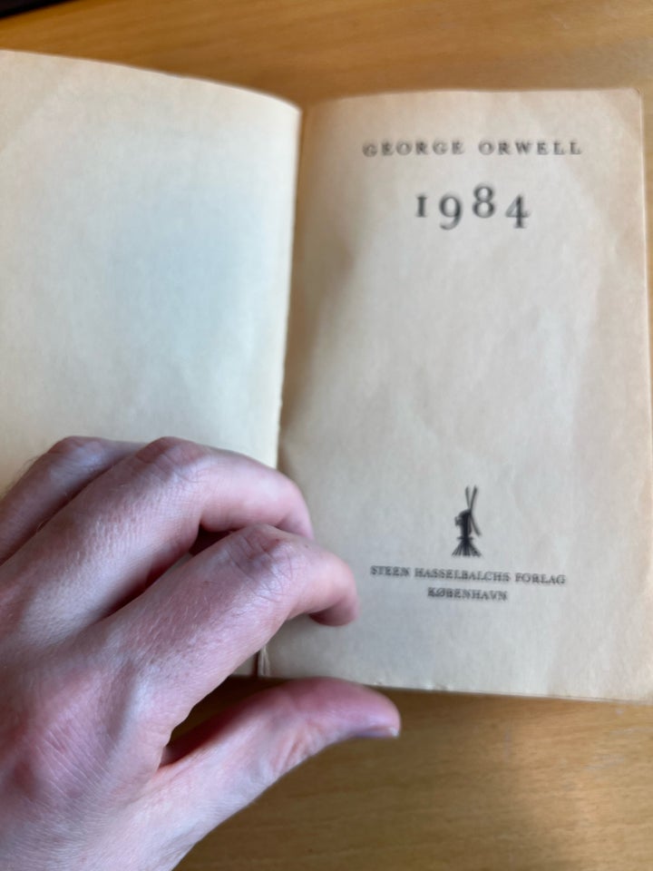 1984, George Orwell, genre: roman