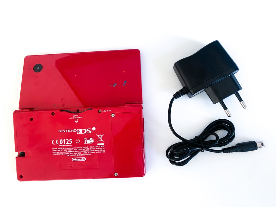 Nintendo DSI, Med oplader og