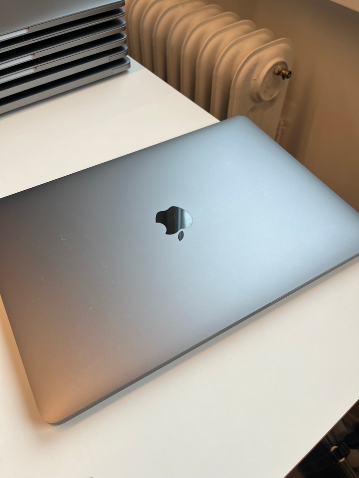 MacBook Pro, A2338 (EMC 3578), 8 GB