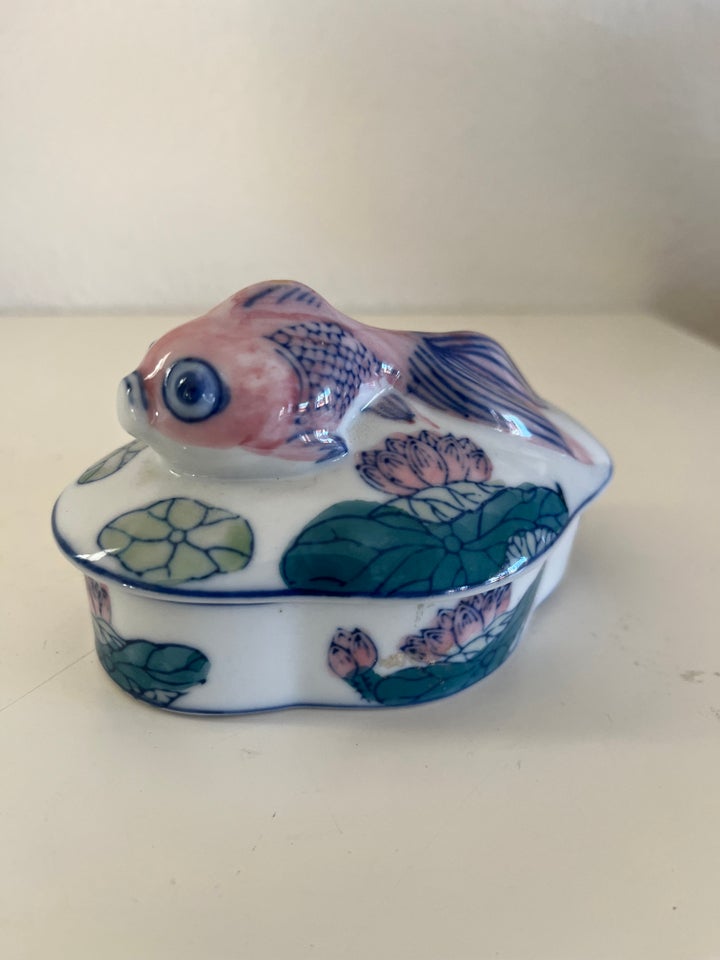 Smukt porcelæns skrin med fisk på