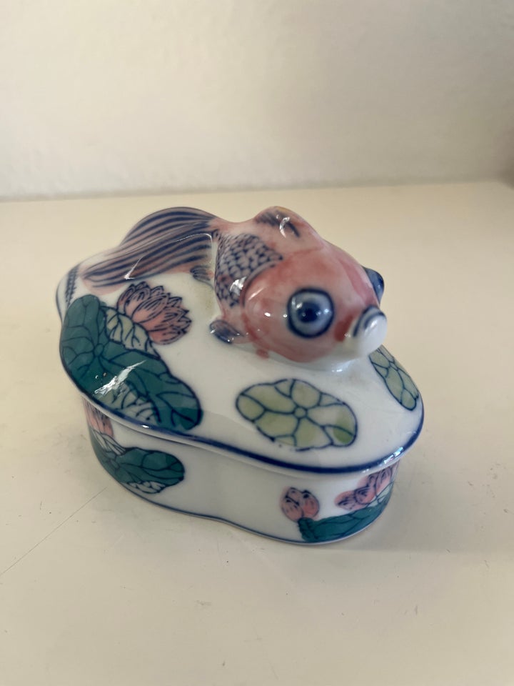 Smukt porcelæns skrin med fisk på