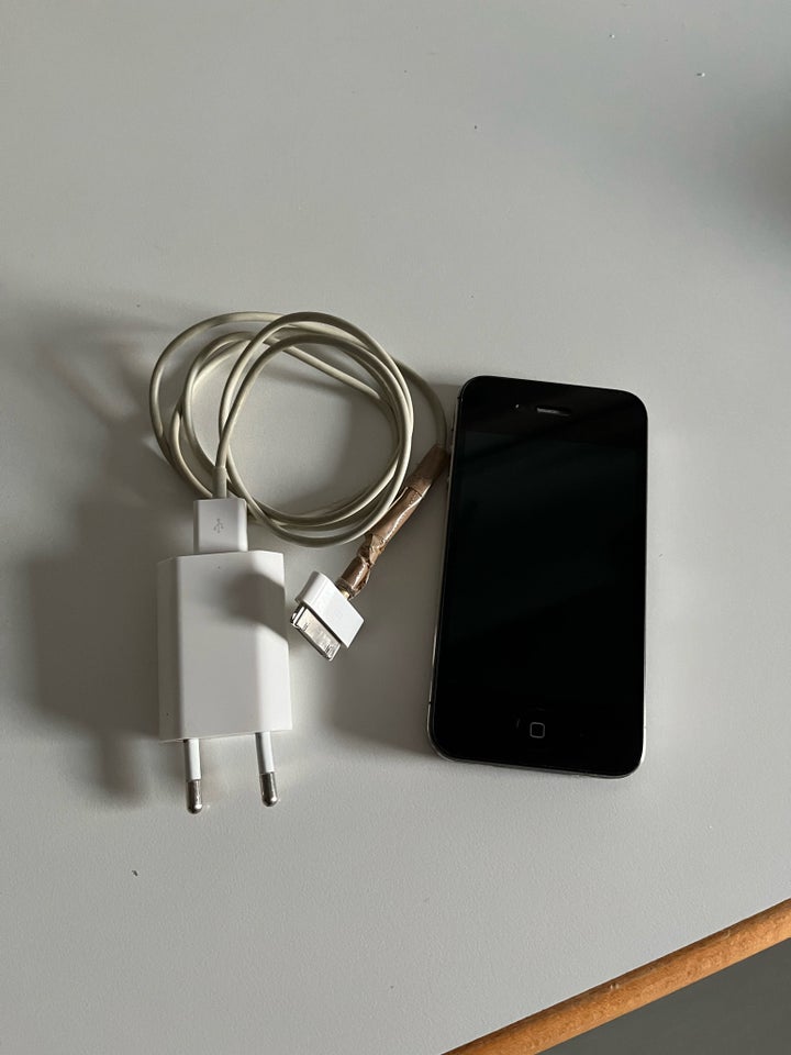 iPhone 4, 16 GB, sort