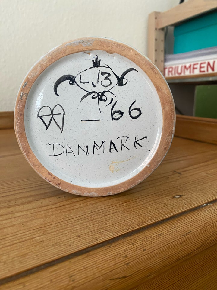 Dame med gigantisk hat Bjørn