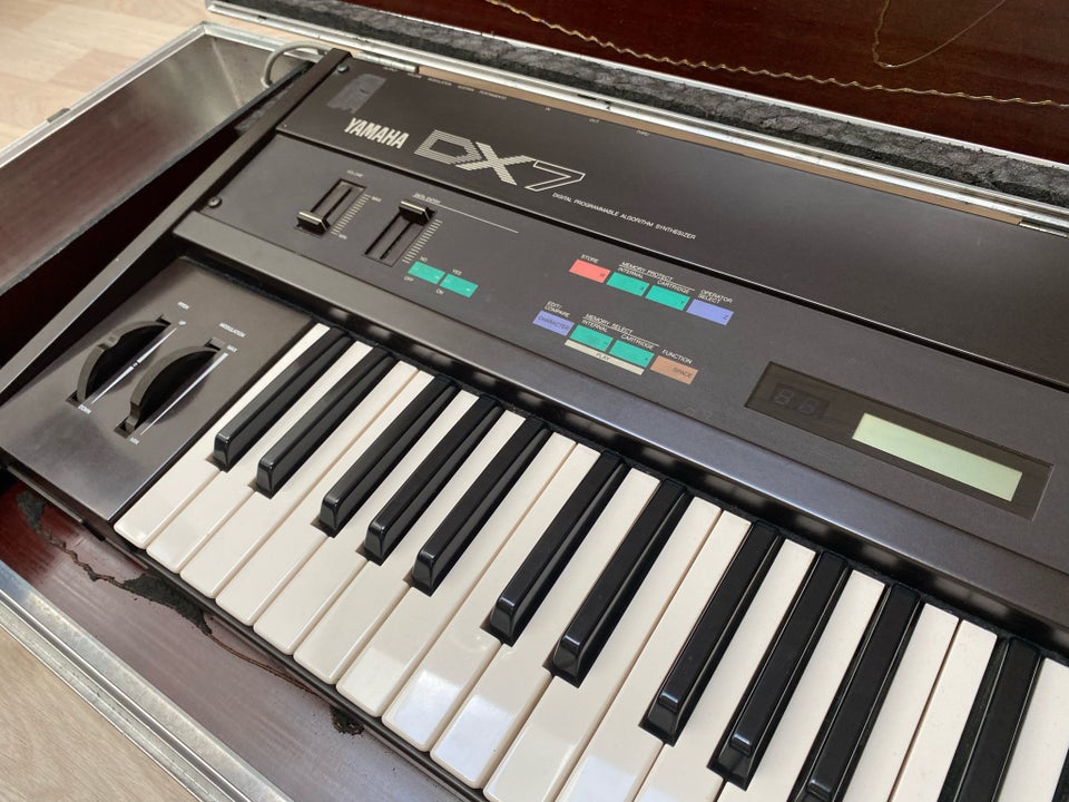 Synthesizer Yamaha DX7 With