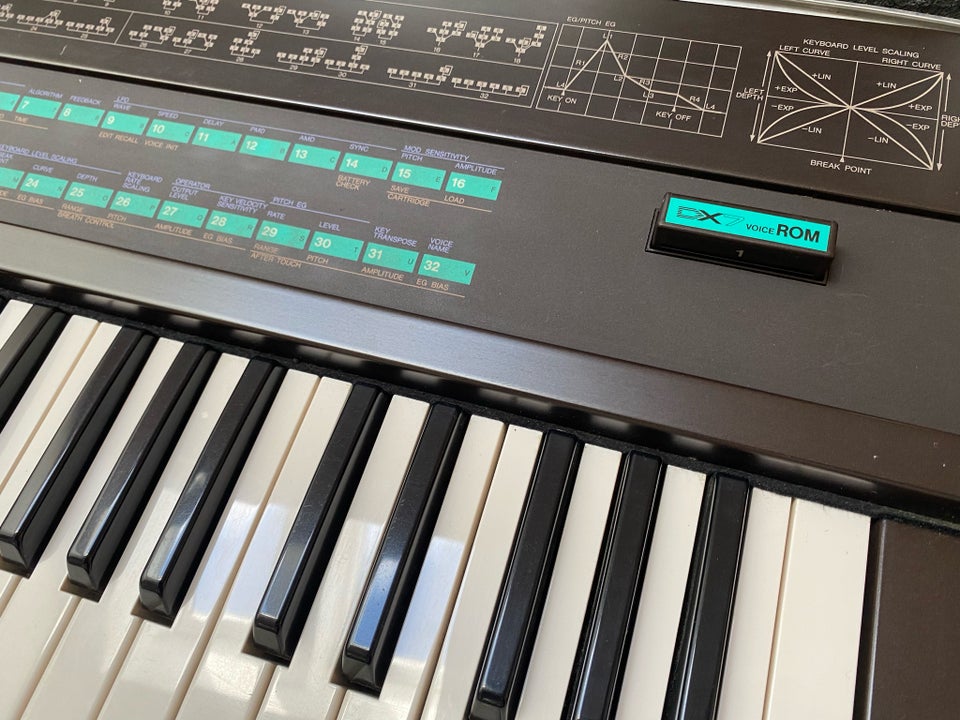 Synthesizer Yamaha DX7 With