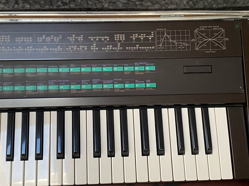 Synthesizer Yamaha DX7 With