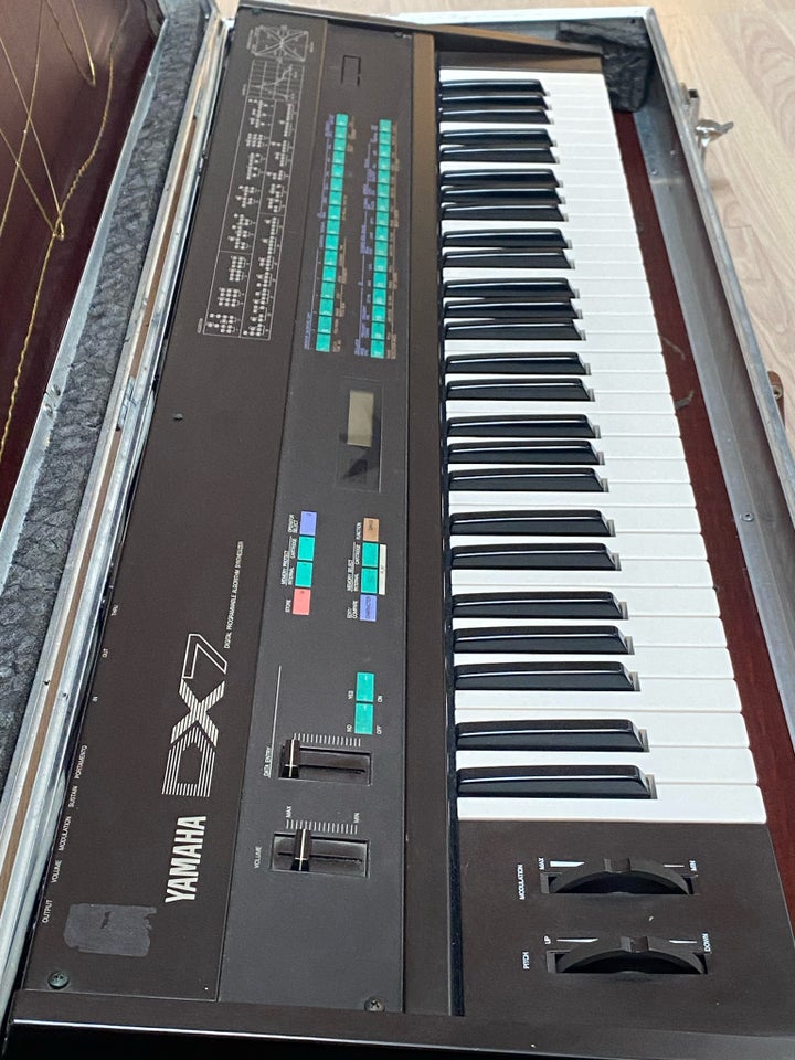 Synthesizer Yamaha DX7 With