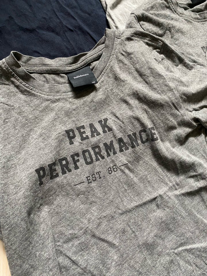 T-shirt, Peak Performance