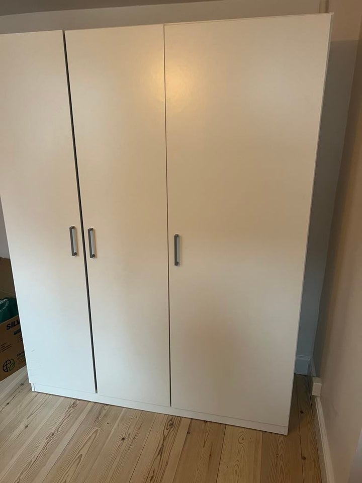 Klædeskab IKEA b: 140 d: 50 h: 180