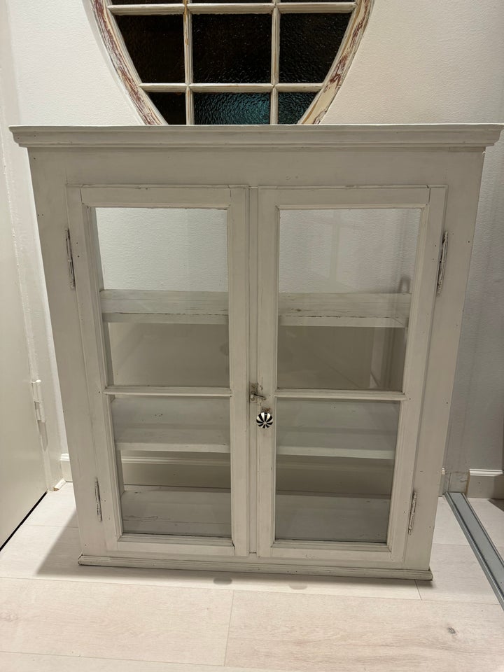 Hængevitrine, b: 90 d: 30 h: 102