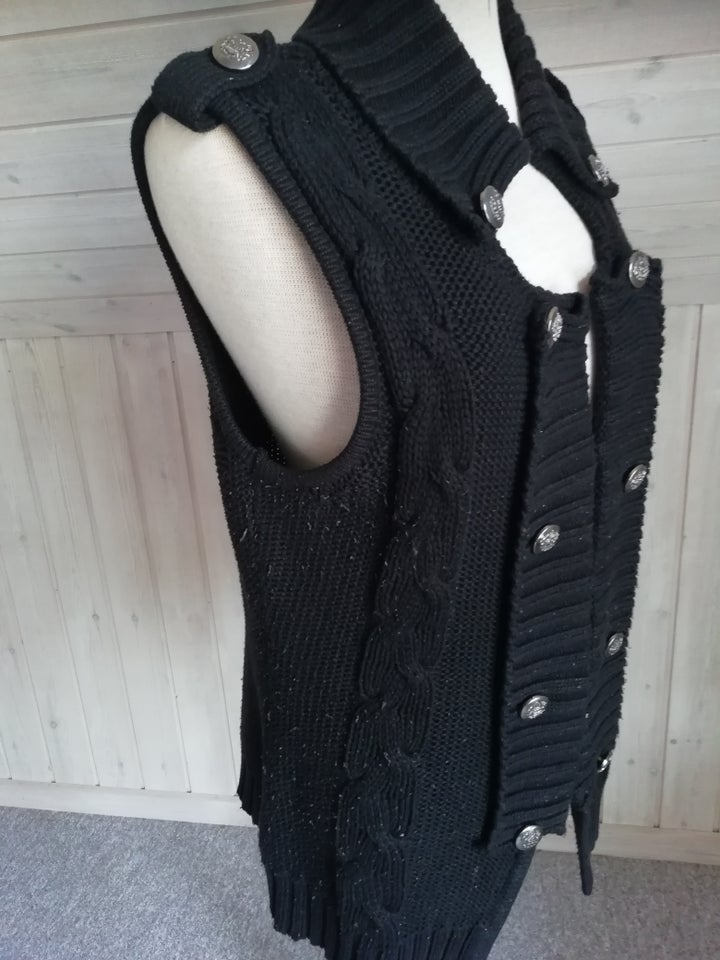 Vest, Free Qjento, str. 40