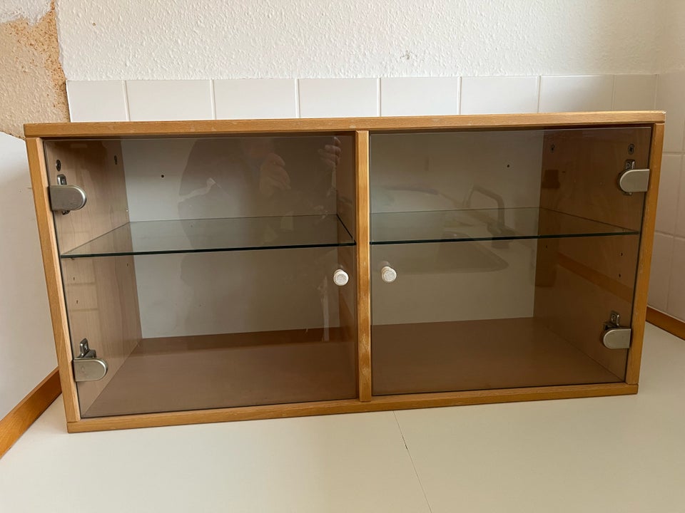 Hængevitrine, b: 80 d: 33 h: 41