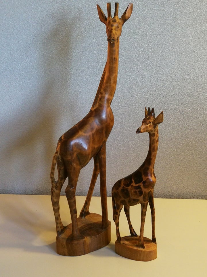 Træfigurer, 2 håndskårne giraffer