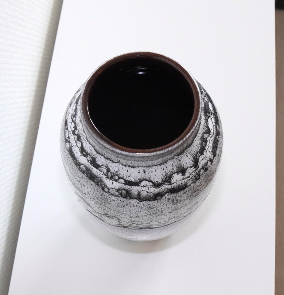 Hvid og sort vintage vase i keramik