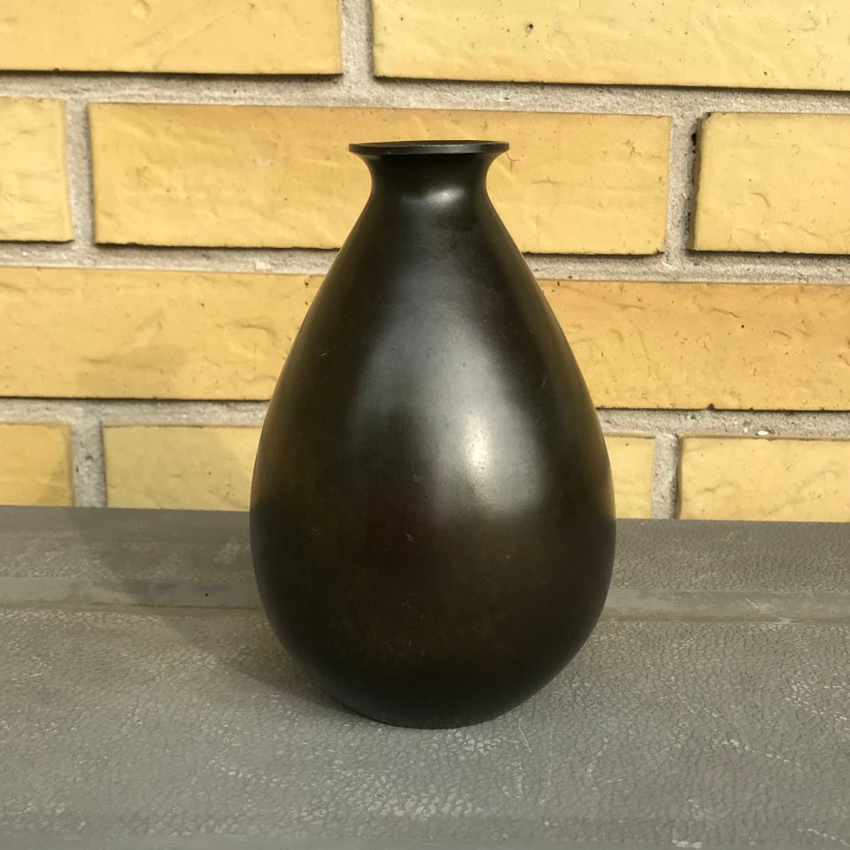 Vase, Vase af diskometal /