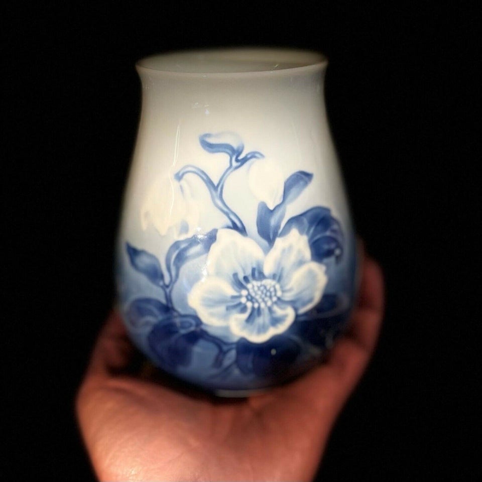 Porcelæn vase med juleroser  Bing