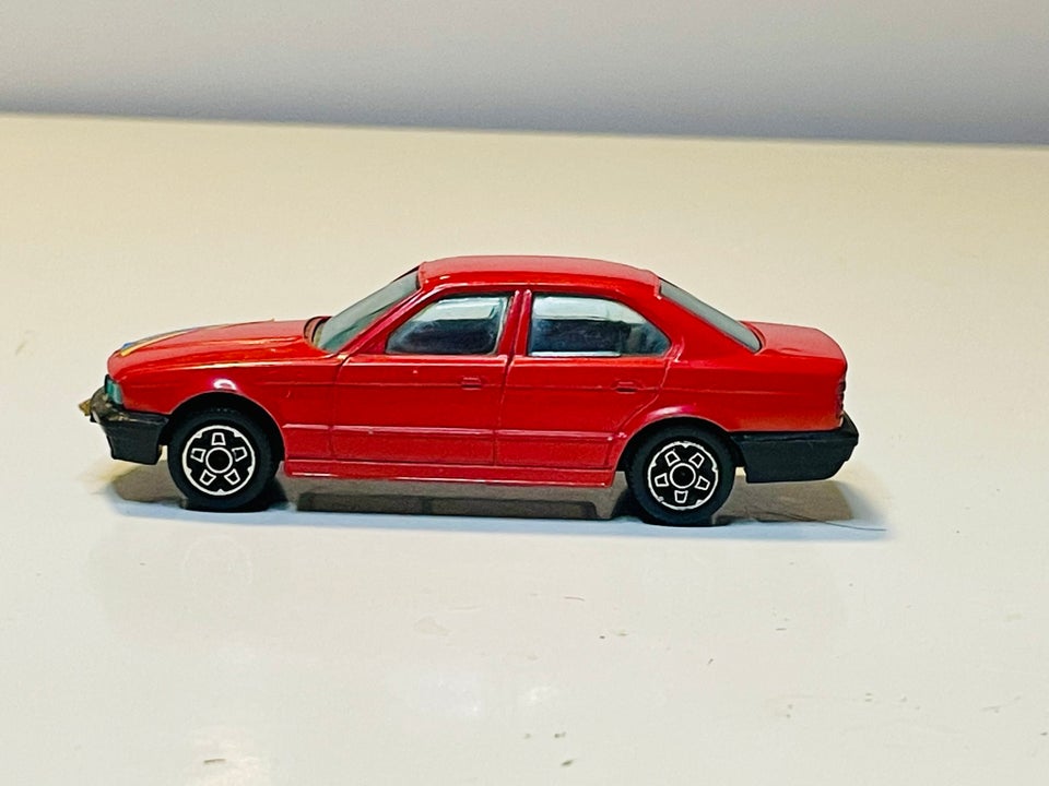 Modelbil, Bburago BMW 535i, skala