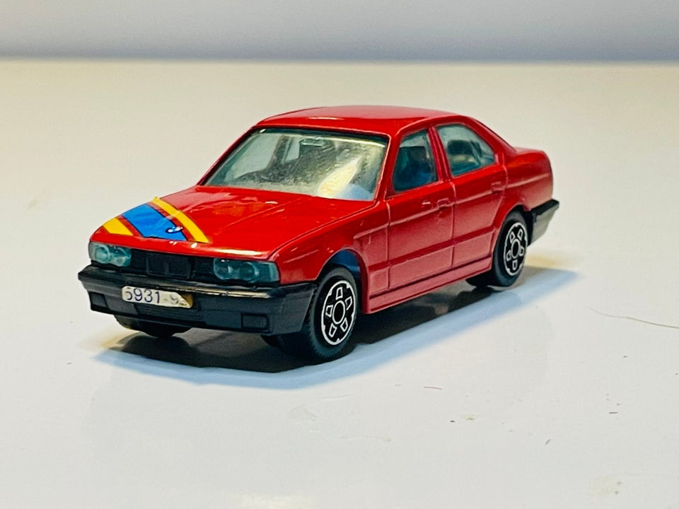 Modelbil, Bburago BMW 535i, skala