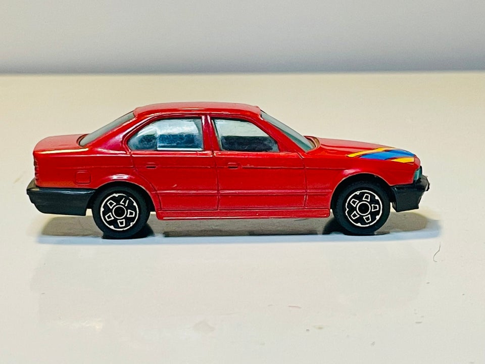 Modelbil, Bburago BMW 535i, skala