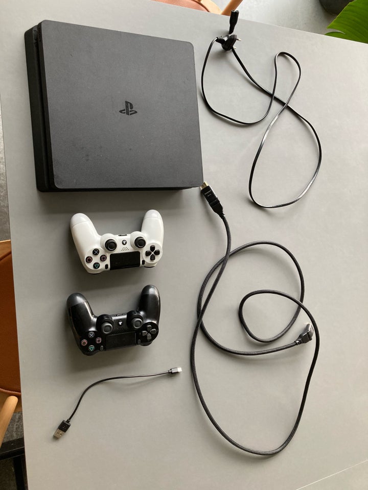 PS4 med 2 controllere