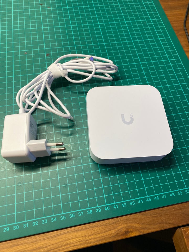 Router, Ubiquity UniFi Gateway