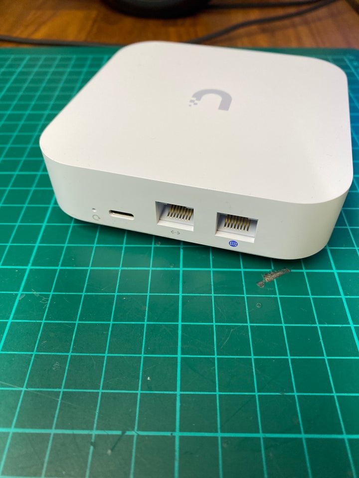 Router, Ubiquity UniFi Gateway