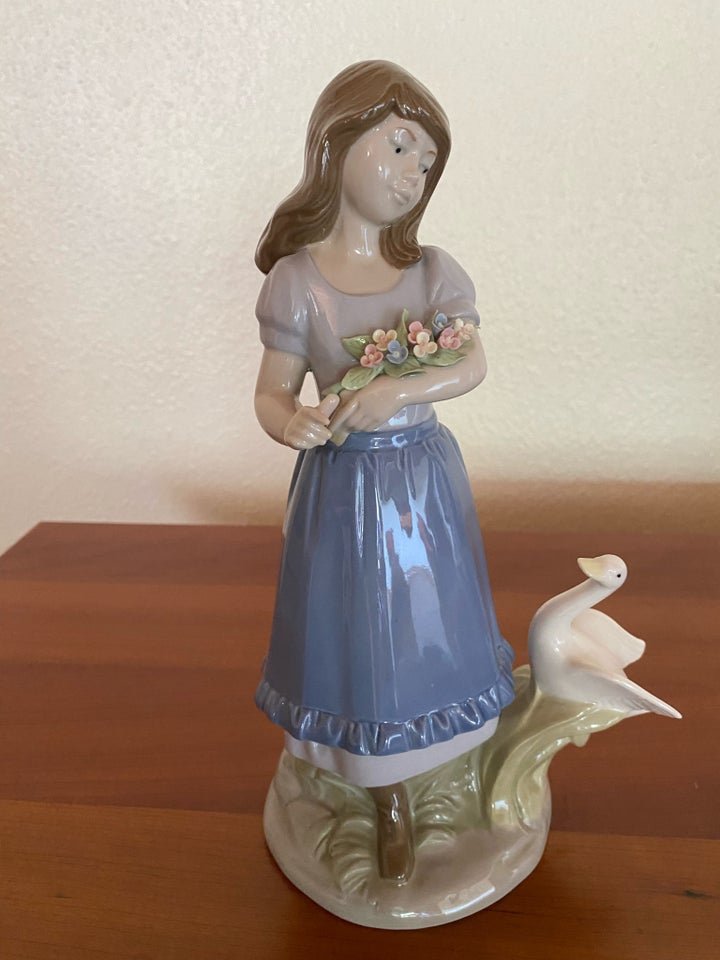 Pigen med blomster figur NADAL