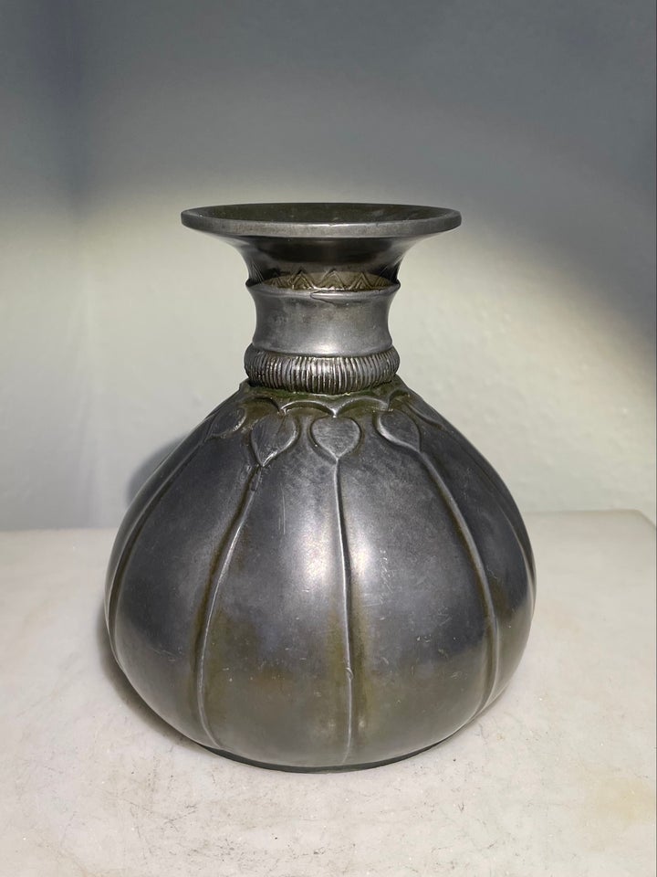 Vase Vase af diskometal Just