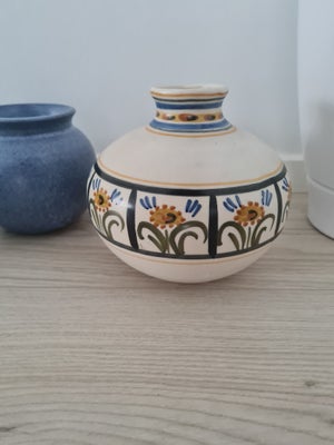 Vase med blomstermotiv Ukendt