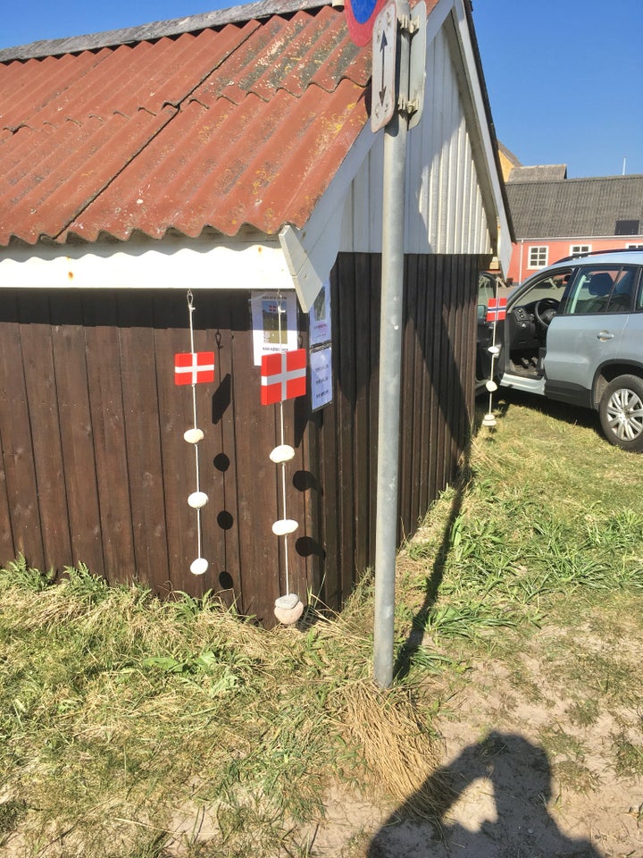 Træflag med sten på snor