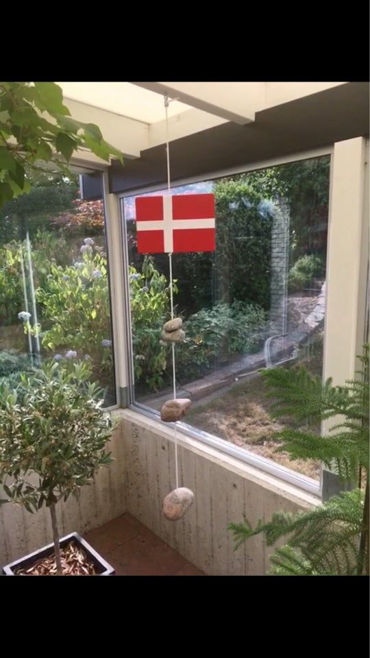 Træflag med sten på snor