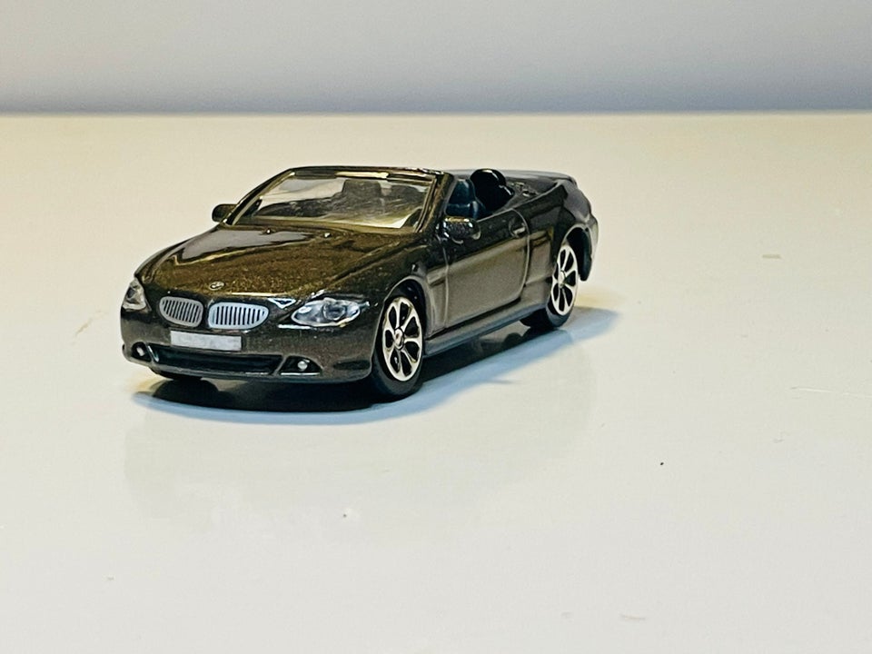 Modelbil, Bburago BMW 645 Ci, skala