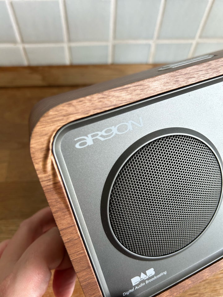 DAB-radio, Argon, God