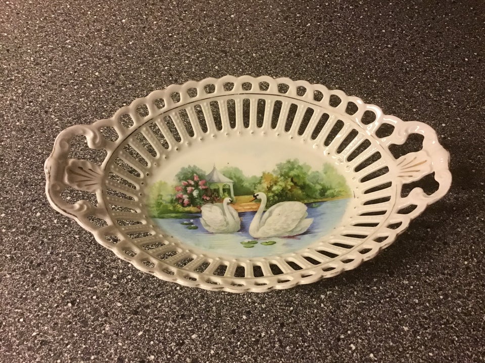 Porcelæn Hvid Oval Skål med Svaner