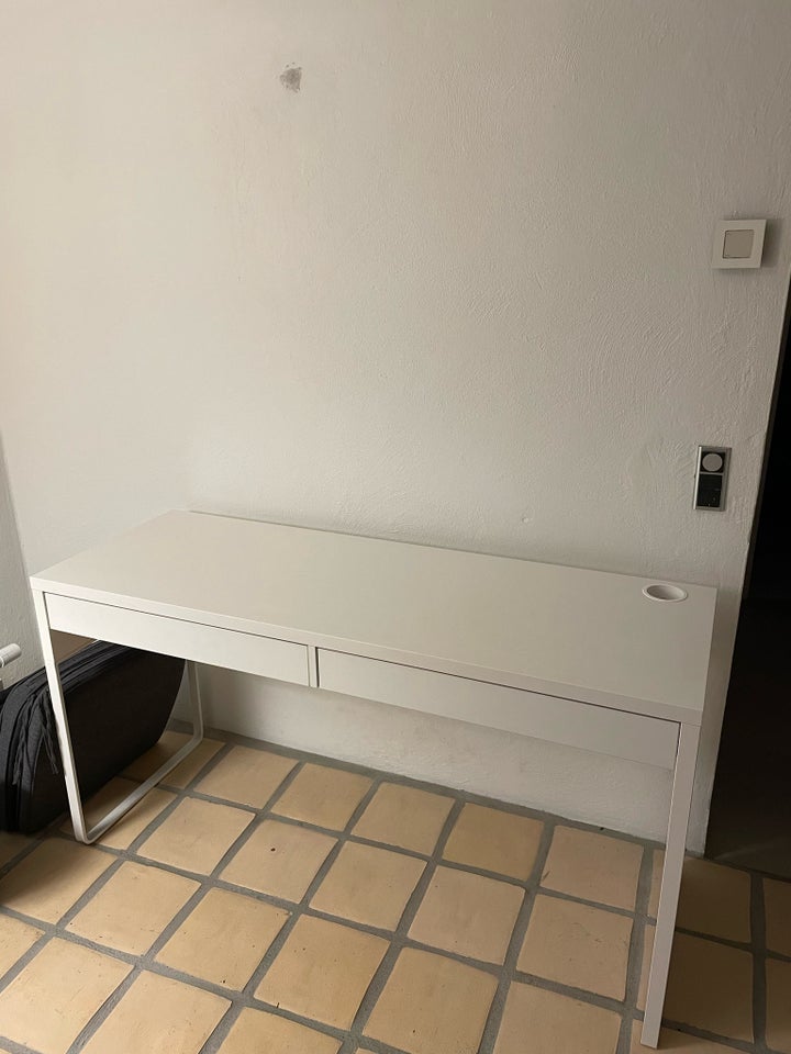 Skrivebord IKEA (Micke) b: 142 d: