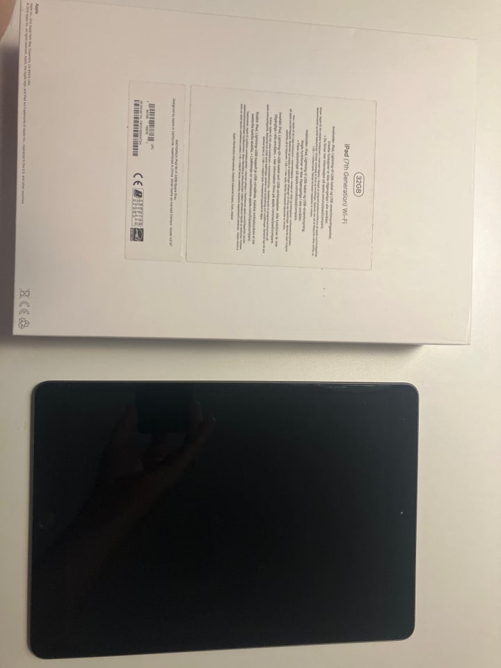 iPad 7, 32 GB, sort