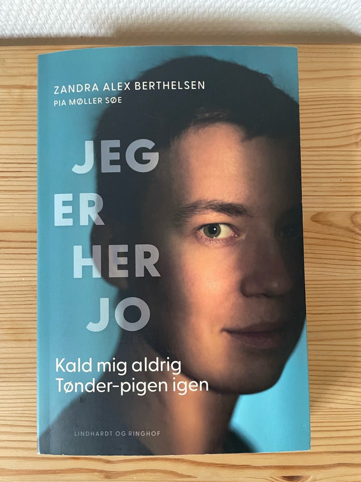 Jeg er her jo, Sandra Alex