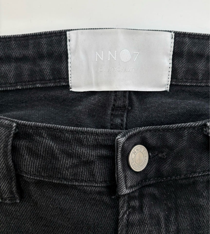 Jeans, No Nationality, str. 33