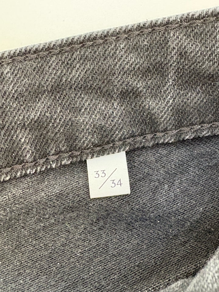 Jeans, No Nationality, str. 33