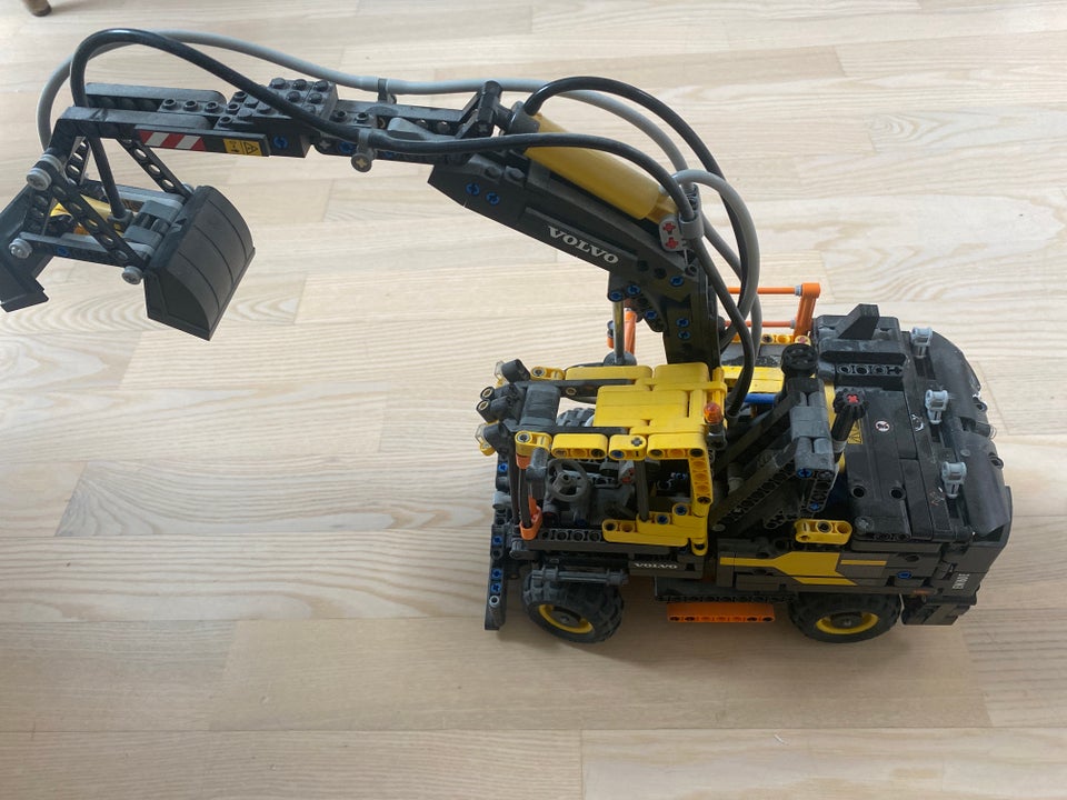 Lego Technic Volvo EW160E 42053