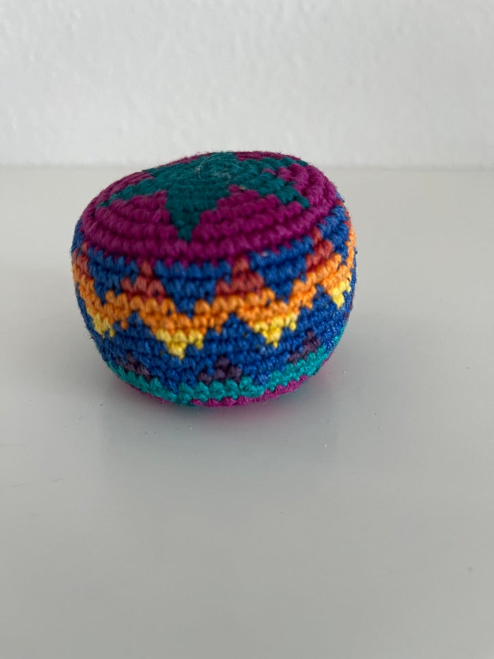 Fin hæklet hacky sack bold