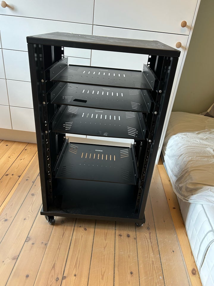 19” rack med hjul (18 units) inkl