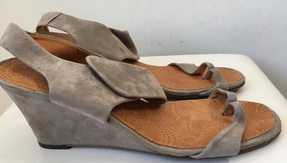 Sandaler, str. 40, Chie Mihara