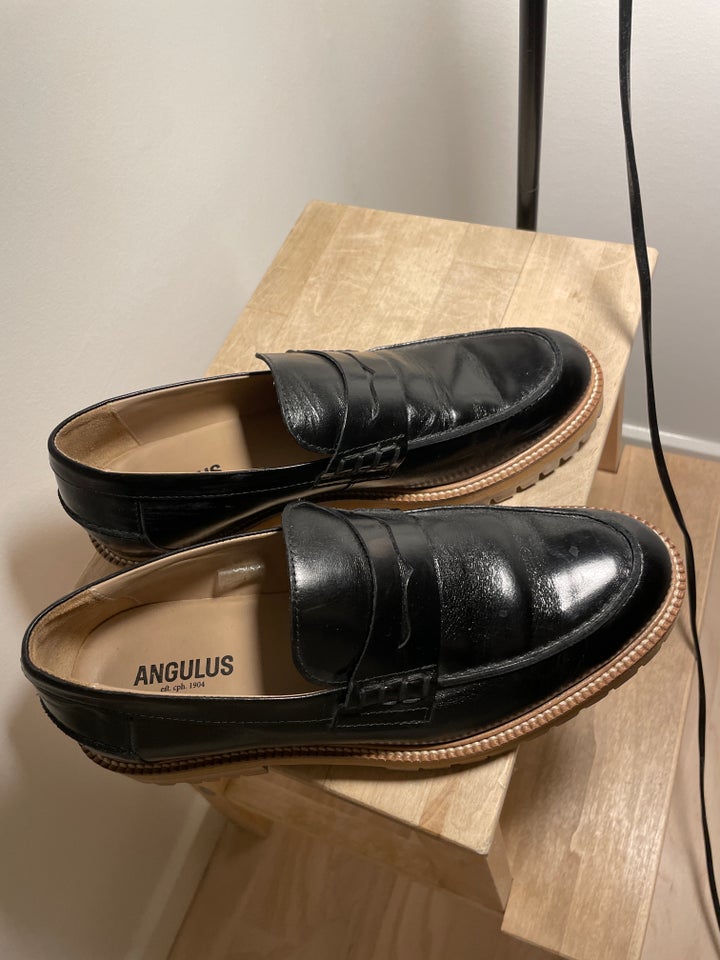 Loafers, str. 39, Angulus