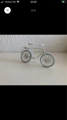 Hvid metal cykel med lyseblå dæk