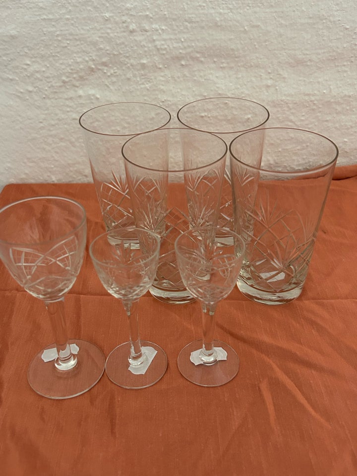 Glas, 4 stk vandglas 1 portvin og 2