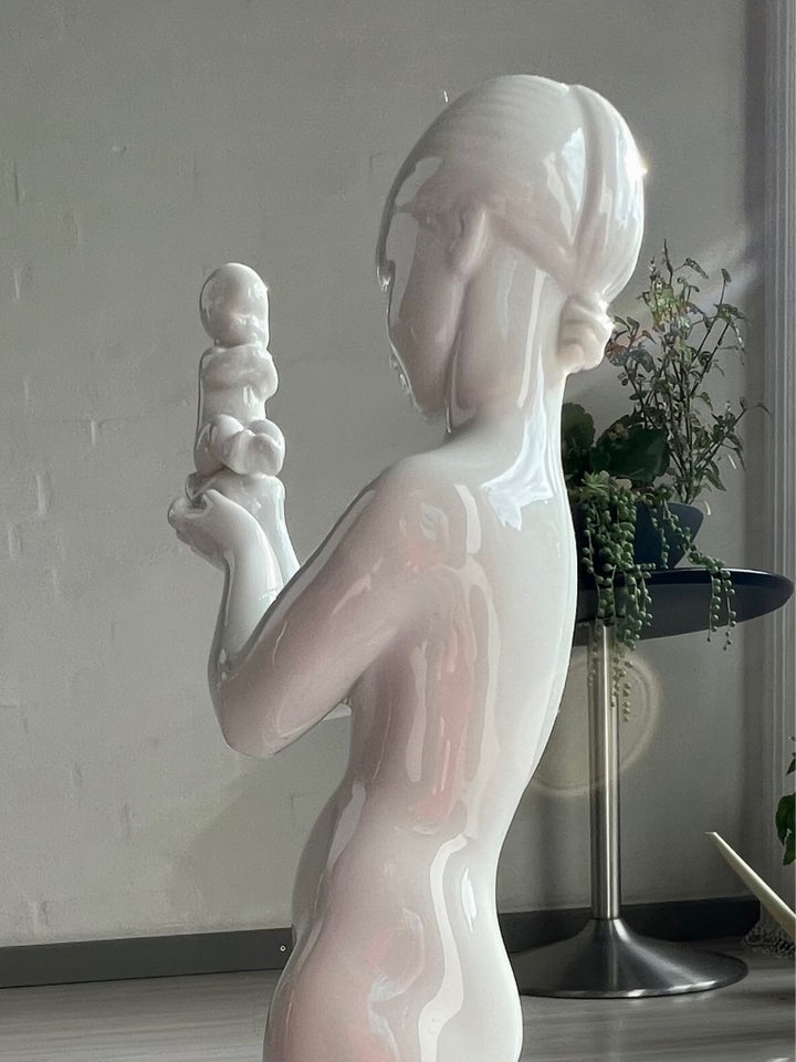 Venus med æblet porcelænsfigur